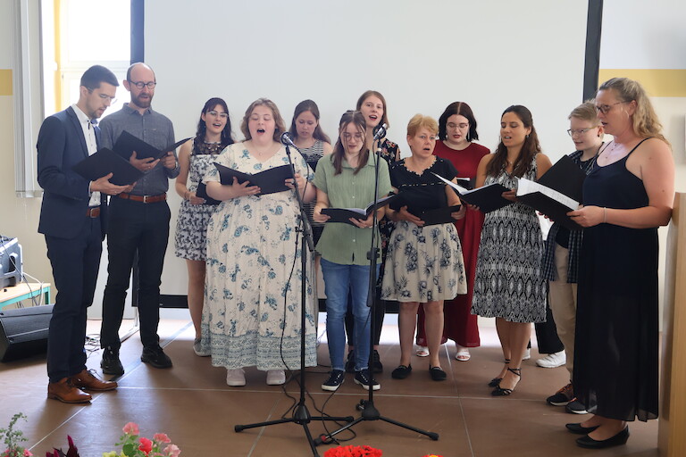 Der Chor singt