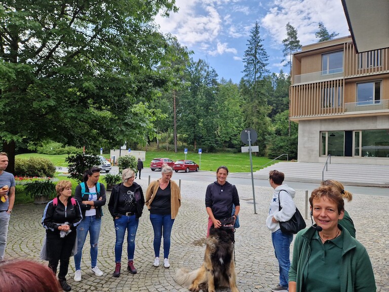 Alle sind vom Hund unserer Kollegin begeistert.
