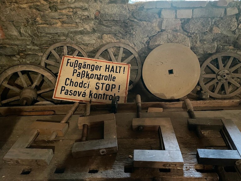 Ein Schild mit der Aufschrift 
