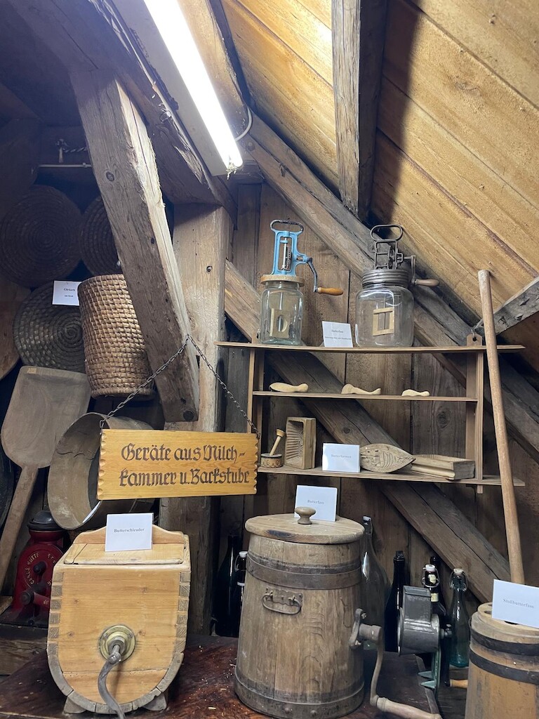 Milchkannen und Geräte zur Teigherstellung sind hier aufgestellt.