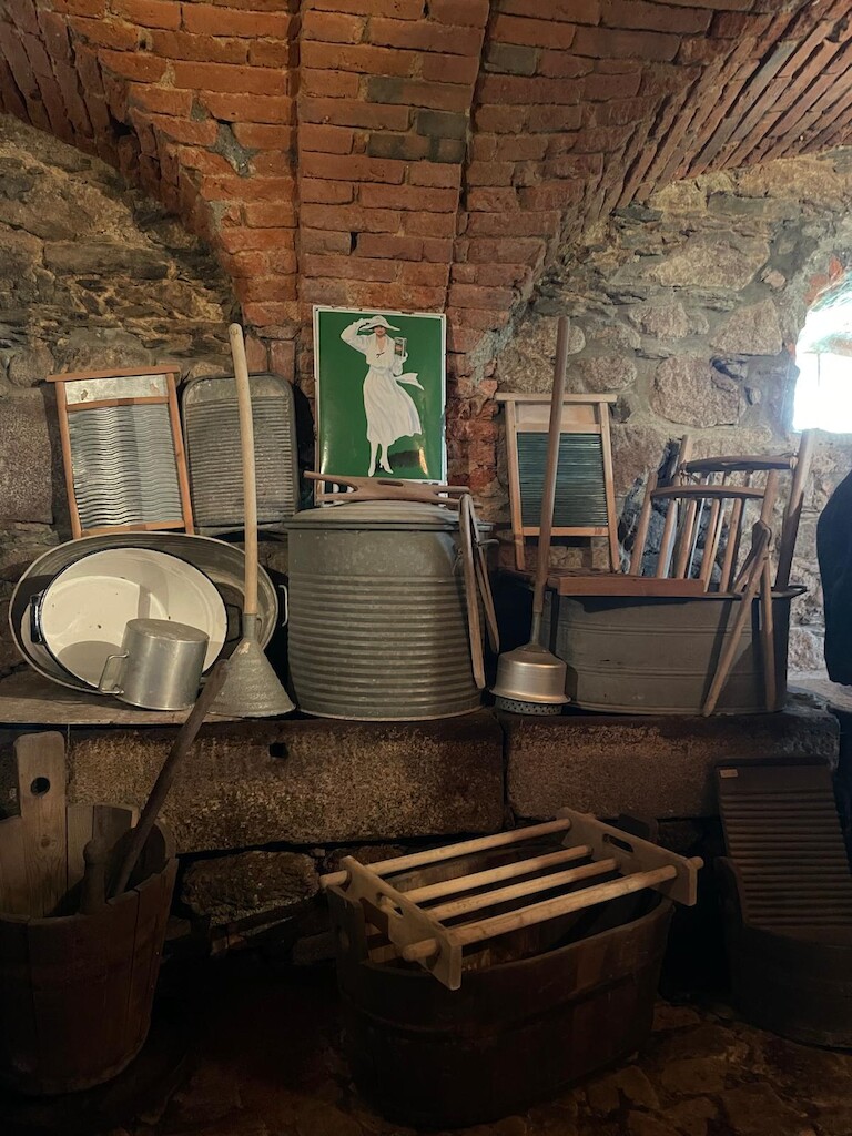 Waschbretter, Zuber, Holzbottiche und Emaille-Schüsseln dokumentieren die mühsame Hausarbeit früherer Zeiten – präsentiert in einem authentischen Kellergewölbe.