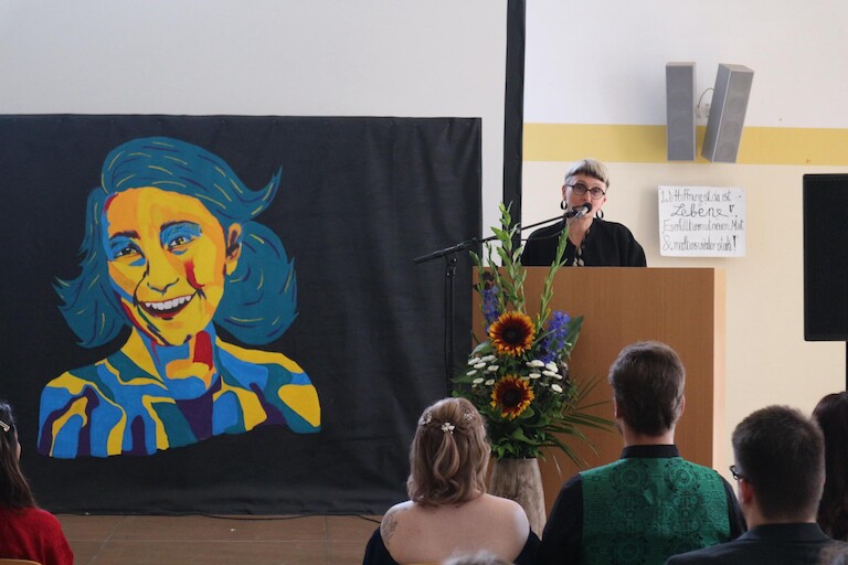 Die Schulleiterin Frau Münnich hält eine Rede.