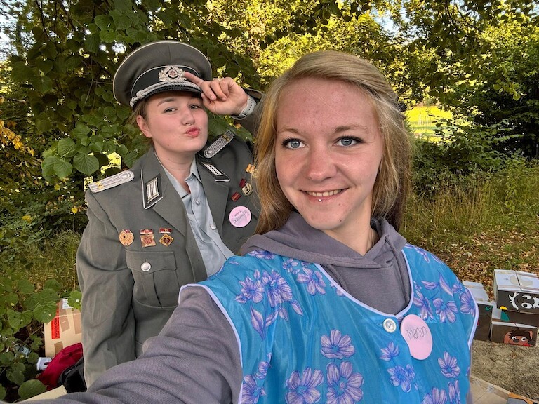 Zwei Schülerinnen in DDR Uniformen.