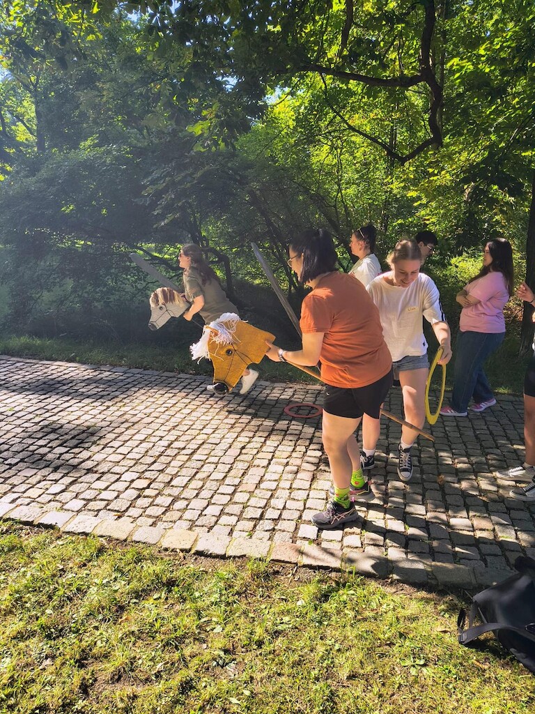 Schülerinnen und Schüler im Wettbewerb beim Hobbyhorsing.