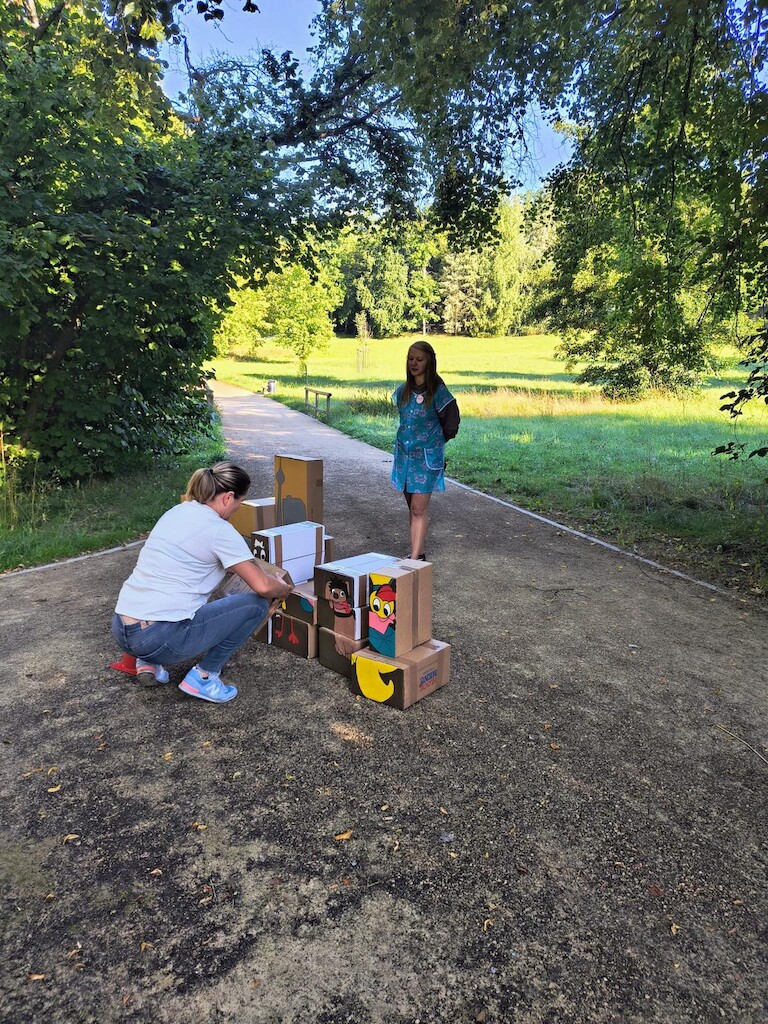 Schüler stappeln Kartons.