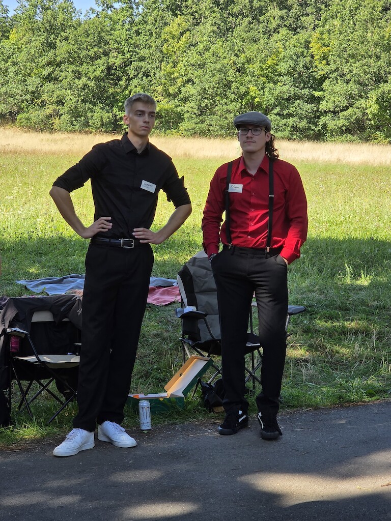 Zwei Schüler warten auf weitere Teilnehmer.