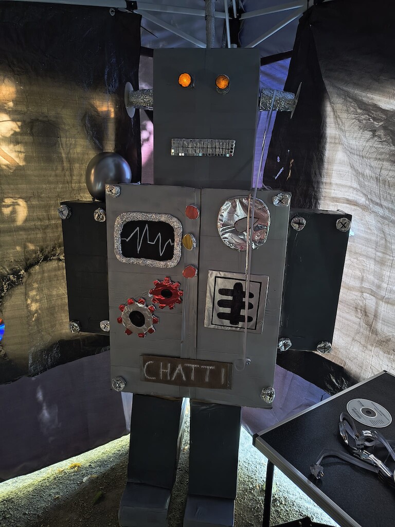 Ein toll gestalteter Roboter mit Namen Chatti.