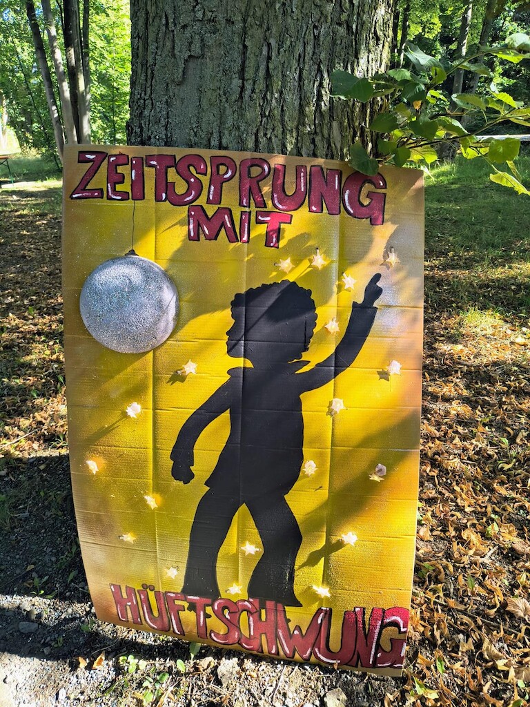 Das Schild Zeitsprung mit Hüftsprung.