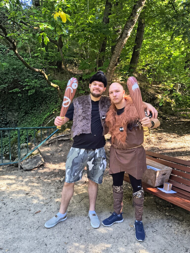 Zwei Schüler mit ihrer Keulen aus der Steinzeit.