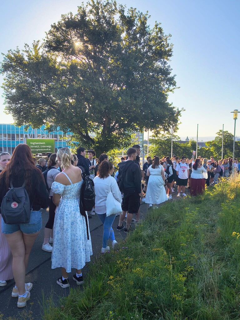 Die Teilnahmer des Aktiv-Tag. Im Hintergrund ist der Obere Bahnhof zu erkennen.