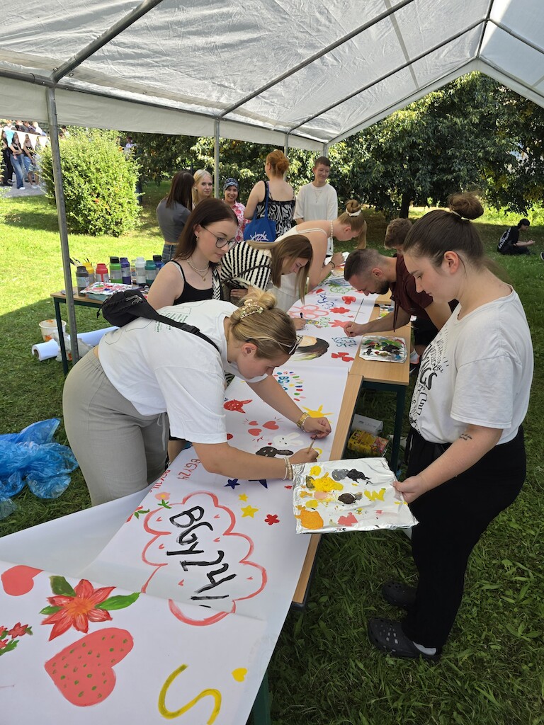 Die Schülerinnen und Schüler gestalten die Leinwand.