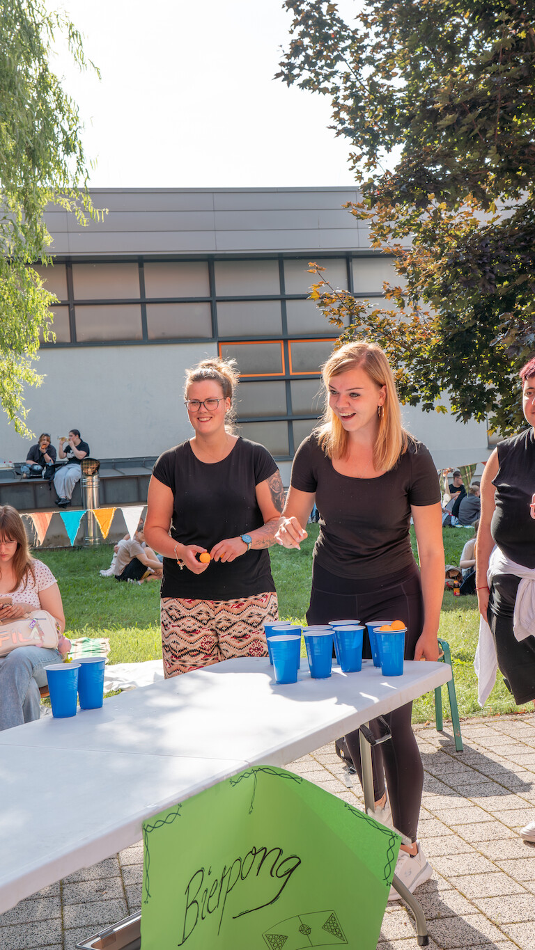Zwei Schülerinnen spielen an den Bierpong.