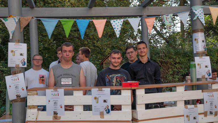 Die Junge vom Getränkestand hinter der Bar.