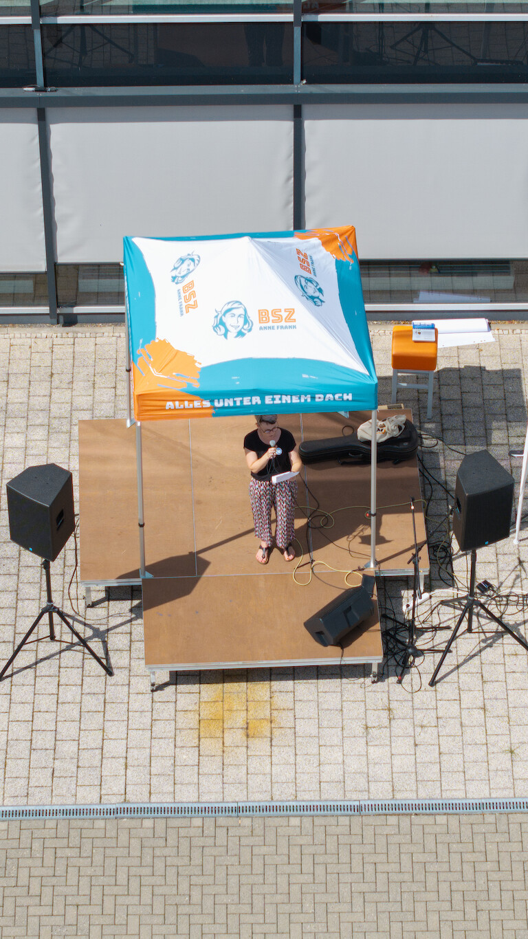 Unsere Schulleitung eröffnet die Veranstaltung unter dem Pavillion.
