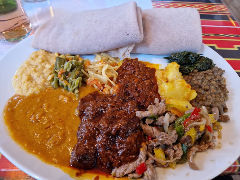 Afrikanisches Essen angerichtet.