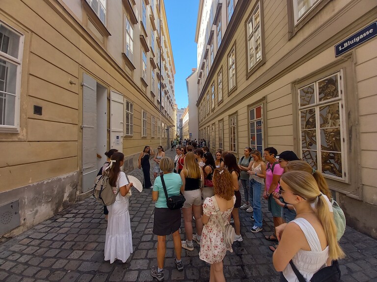 Die Schülerinnen und Schüler stehen in der Blutgasse.