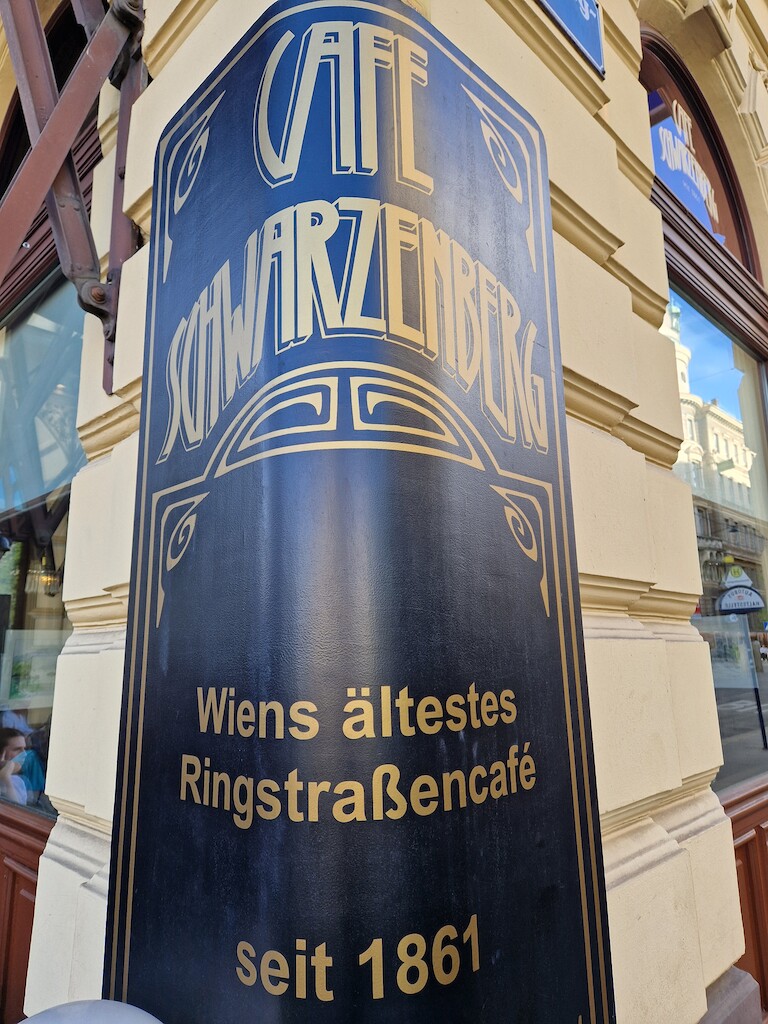 Das Schild des älesten Cafés in Wien - Café Schwarzenberg.