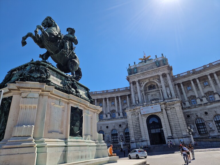 Das Erdherzog-Carl Reiterdenkmal mit der Hofburg.