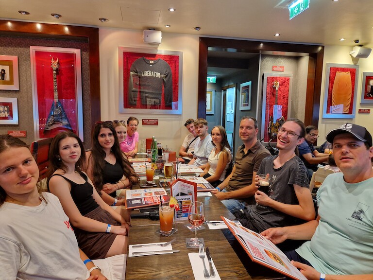 Gemütliches Beisammensitzen im Hardrock-Café.