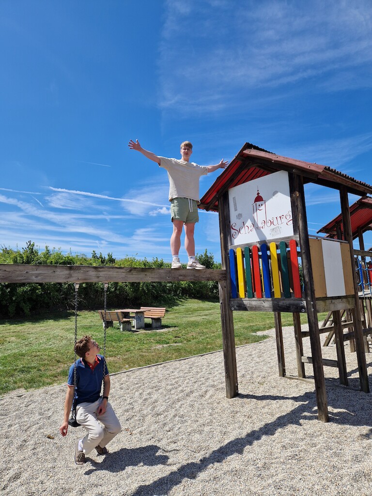 Eine Schüler steht auf einem Kindergerüst.