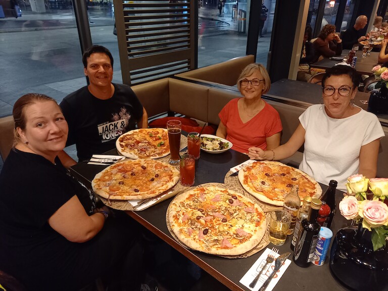 Riesenpizzen für die Lehrer beim Italianer.