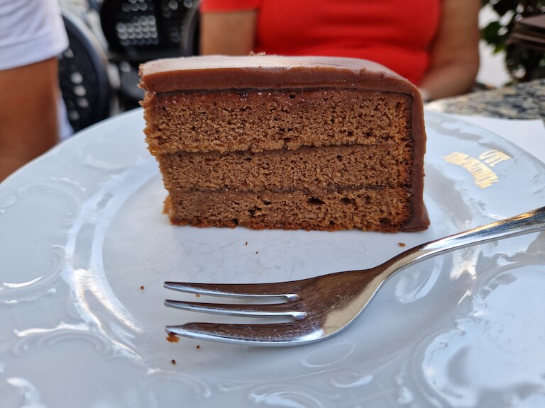 Ein Stück Sacher Torte mit einer Kabel.