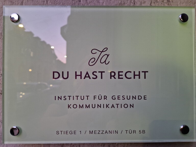 Ein Schild vom Institut für gesunde Kommunikation: 