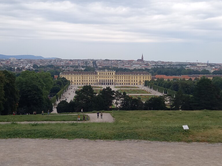 Das Schloss Schönbrunn mit der dahinter liegenden Stadt.