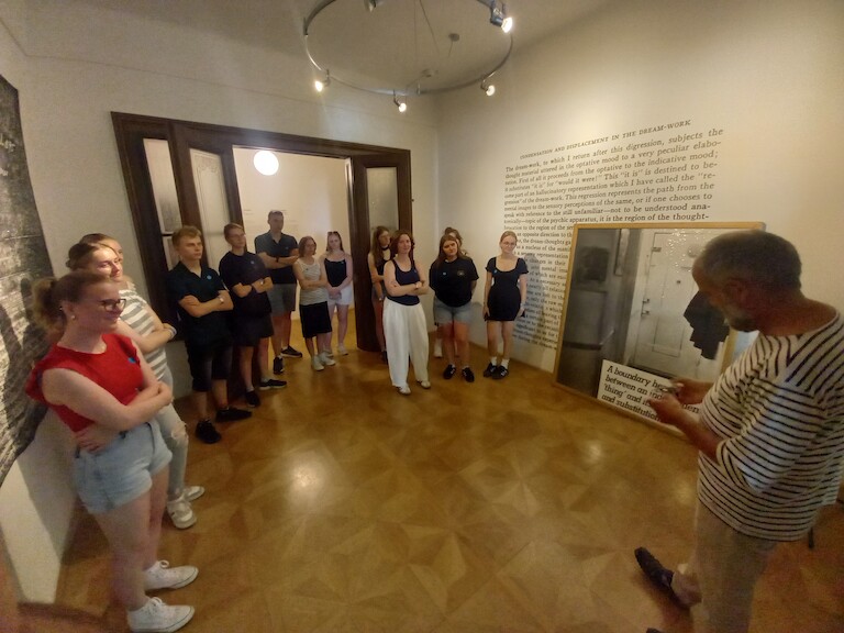 Im Sigmund Freud Museum gibt der Guide Erklärung zu Sigmund Freuds Leben.