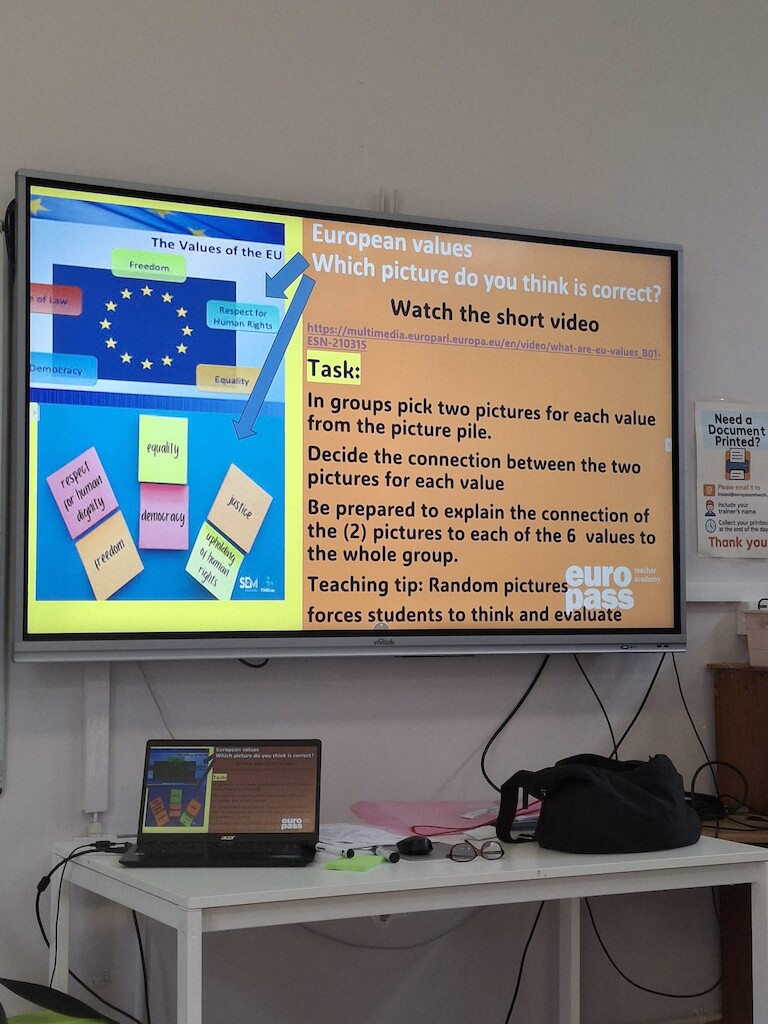 Arbeitsaufträge auf Entglisch auf einer digitalen Tafel