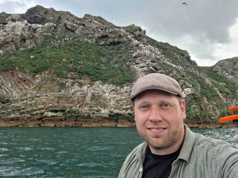 Ein Kollege bei einer kleinen Bootstour vor dem irirschen Lande.