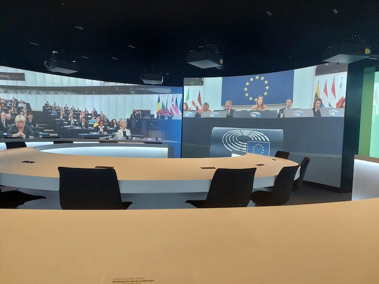 Tisch mit Stühlen im Europe Experience