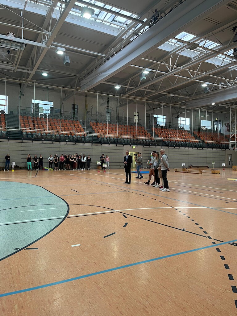 Herr Kämpf hät eine Rede in der Turnhalle.