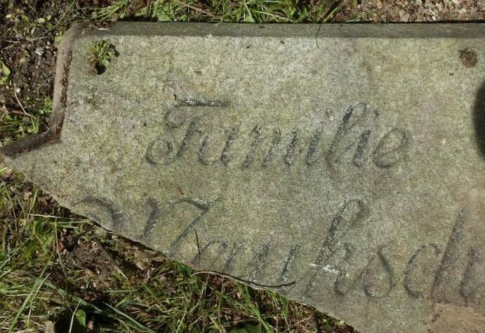 Ein Bruchstück mit der Aufschrift Familie Mauksch.