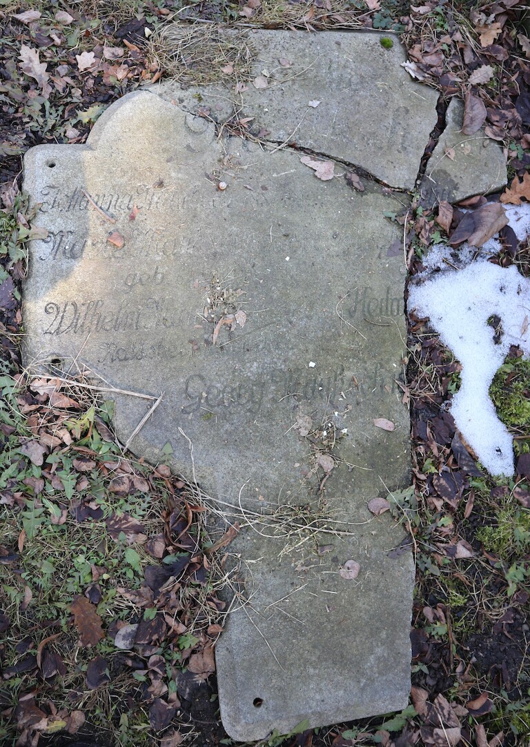 Zwei Bruchstücke in der Wiese mit undeutlicher Aufschrift.