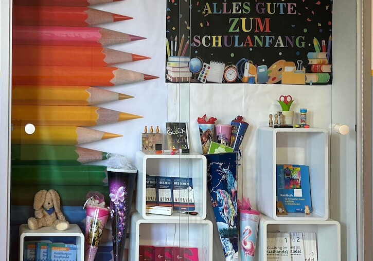 Unsere Vitrine im Schulhaus zum Schulanfang.