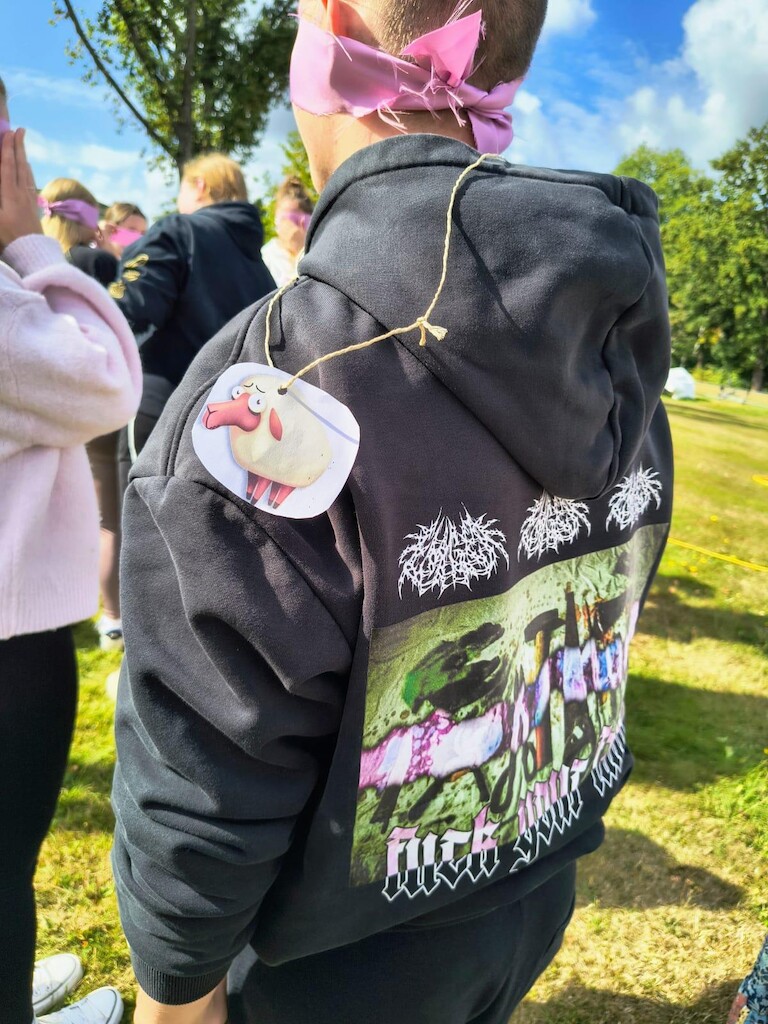 Der bunte Hoody einer einer Schülerin in der Rückansicht.