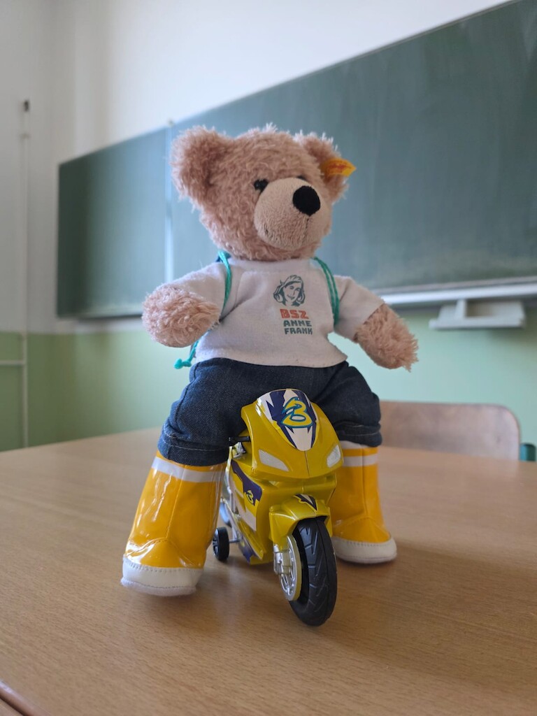 Unser Bär auf einen Miniaturmotorrad.