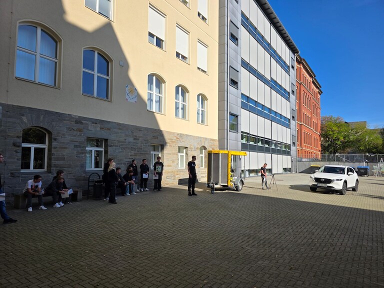 Das ADAC Motorrad auf dem Schulhof.