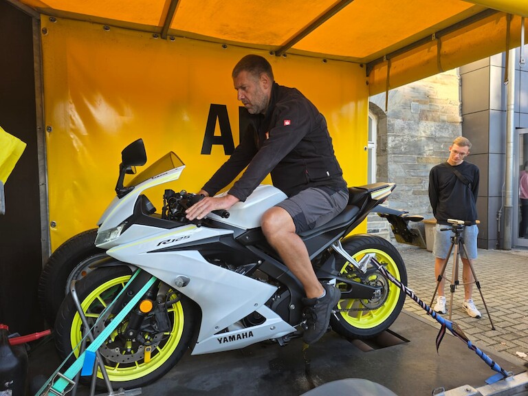 Ein Mann sitzt auf dem ADAC Motorrad.