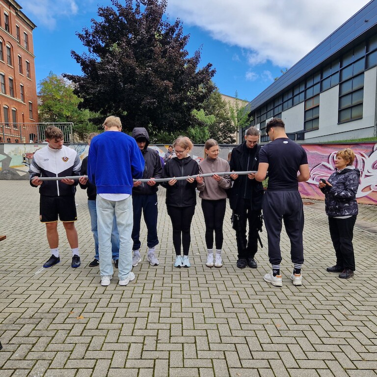 Die Schüler der BGY23 beim Kugelparcour.
