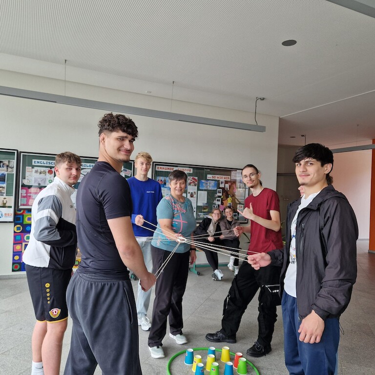 Die Schüler der BGY schauen vor dem Pyramidenbau in den Kamera.