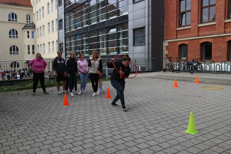 Eine Schüler durchläuft den Reifenparcour.