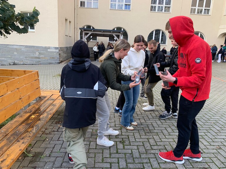 Die EH25b beim Kugelparcour.