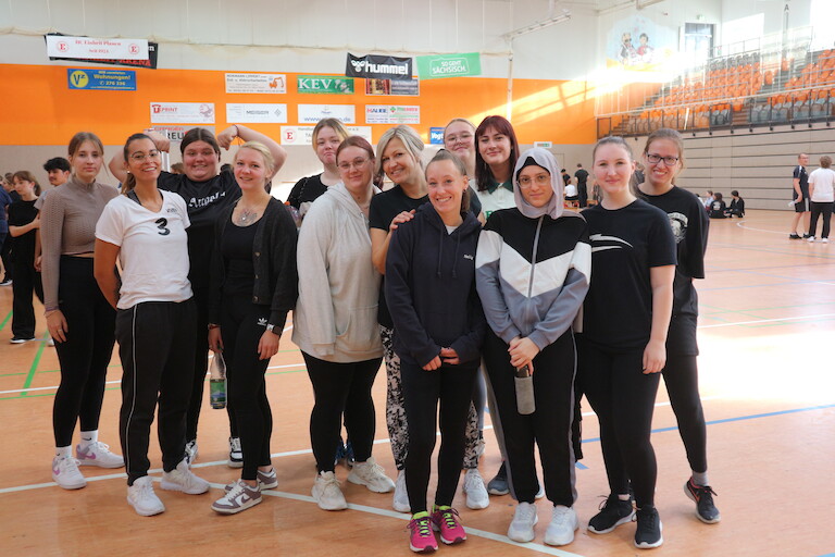 Die EZ Klasse beim Gruppenbild in der Turnhalle.