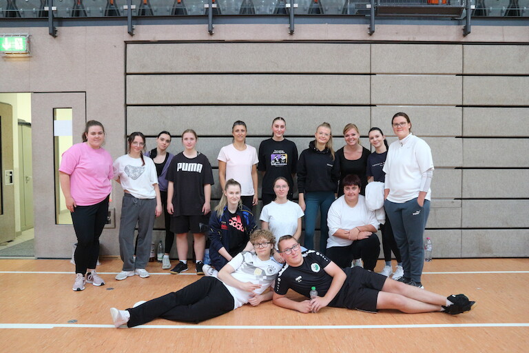 Die EZ 25a beim Gruppenbild mit ihrer Lehrerin.
