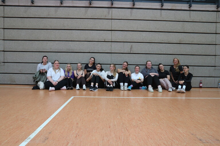 Die EZ25b beim Gruppenbild mit ihrer Lehrerin.