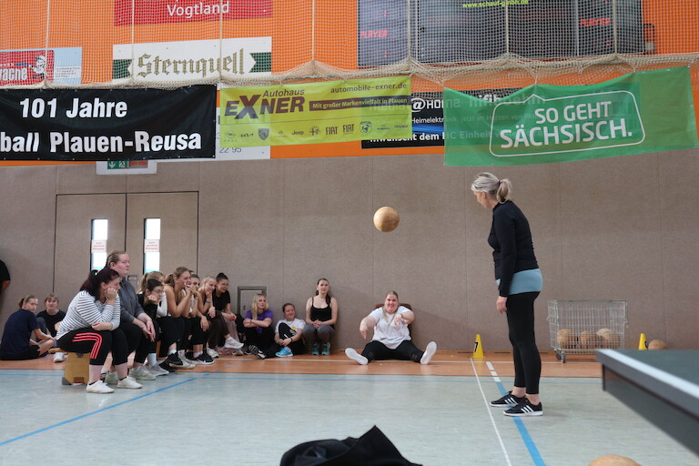 Ein Schülerin wirftb einen Medizinball.