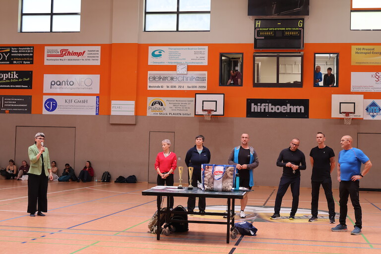 Unsere Schulleiterin hält in der Sporthalle eine Dankesrede.