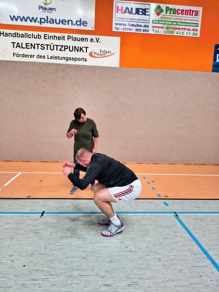Eine Schüler landet beim Dreisprung.